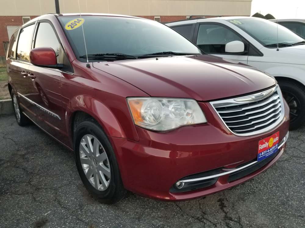 Chrysler Town n Country 2014 Red
